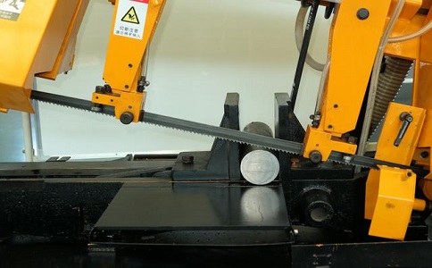 通城数控带锯床自动送料精度会出现偏差吗？